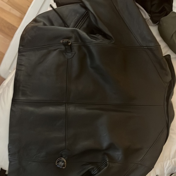 Have an xl black leather jacket made by”Beyond California“. Perfect condition ! - Picture 5 of 7